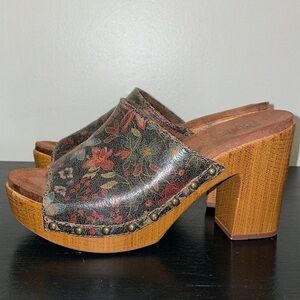 70s Inspired “Altoria” Platform Heels by White Mountain.  Size 7.5